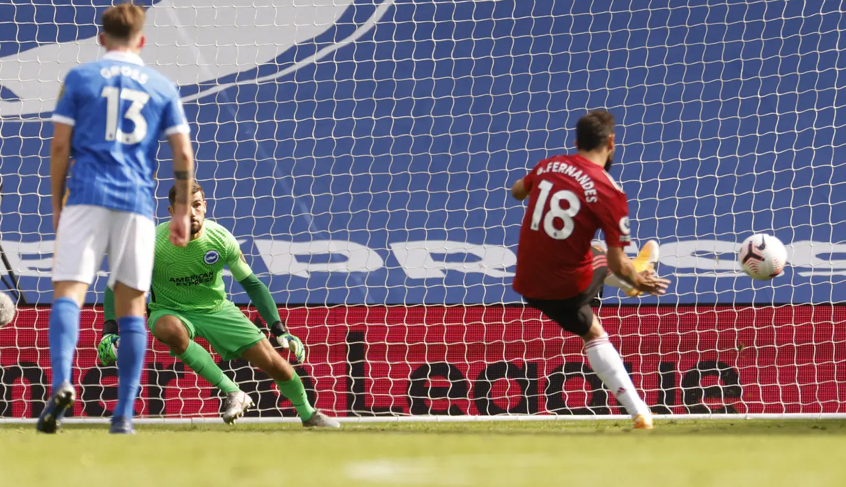 Bruno Fernandes. Gelandang milik Manchester United asal Portugal berusia 27 tahun ini ini mampu mencetak 8 gol dari eksekusi tendangan penalti di tahun 2020 saat musim pertamanya di Old Trafford. Gaya penalti sambil melompat menjadi ciri khasnya sejak di Sporting Lisbon. (AFP/Pool/John Sibley)