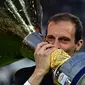  Pelatih Juventus, Massimiliano Allegri dengan bangga mencium sucudetto yang sukses diraihnya (AFP PHOTO / GIUSEPPE CACACE)