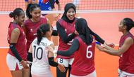 Timnas voli putri Indonesia merayakan keberhasilan meraih poin ketika menghadapi Malaysia di Grup B SEA Games 2025 di Indoor Stadium Huamark, Bangkok, Rabu (10/12/2025). (Bola.com/Dok. PBVSI)