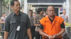 Kasubbag Protokol Pemerintah Kota Medan nonaktif, Syamsul Fitri Siregar dikawal petugas akan menjalani pemeriksaan oleh penyidik di Gedung KPK, Jakarta,  Rabu (6/11/2019). Syamsul diperiksa sebagai saksi untuk tersangka Wali Kota Medan Dzulmi Eldin. (merdeka.com/Dwi Narwoko)