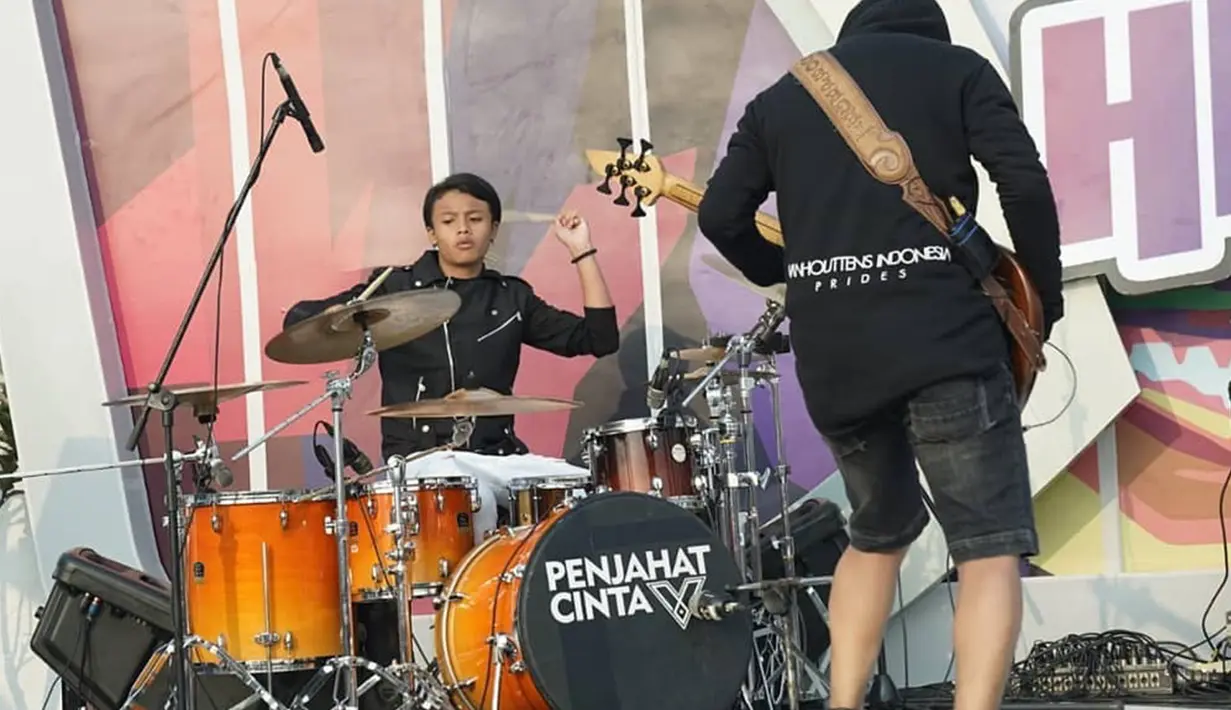 Selain bisa memainkan gitar, pemilik nama lengkap Muhammad Restu Gibran juga bisa bermain alat musik drum lho. (Liputan6.com/IG/@restuvht)