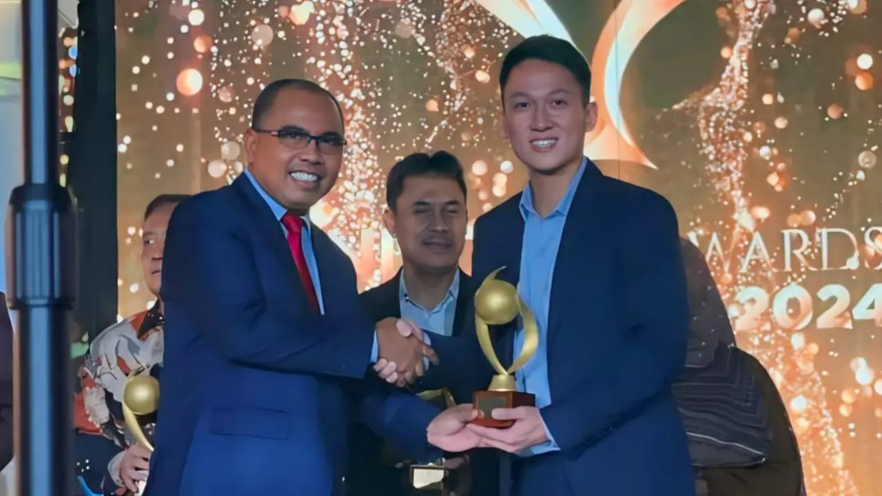 Perusahaan jasa kurir dan logistik BUMN PT Pos Indonesia (PosID) memberikan penghargaan bagi Shopee Indonesia sebagai Mitra Swasta Terbaik. (Istimewa)