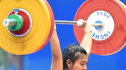 Sri Wahyuni Agustiani berhasil meraih perak pada angkat besi 48 kg Asian Games 2014 di Moonlight Garden Venue, Inchoen, Korsel, Sabtu (20/9/2014) (ANTARA FOTO/Saptono)