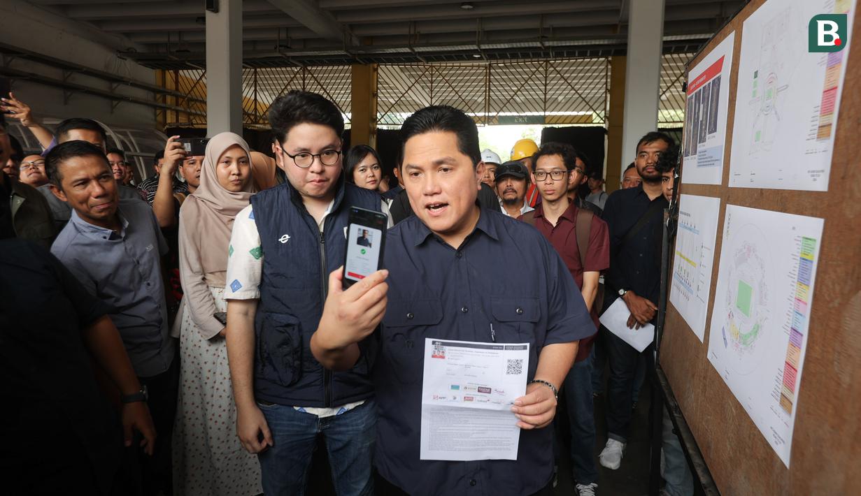 Ketua PSSI, Erick Thohir, menunjukkan Garuda.id saat meninjau lapangan Stadion Utama Gelora Bung Karno (SUGBK), Jakarta, Jumat (11/8/2024). (Bola.com/M Iqbal Ichsan)