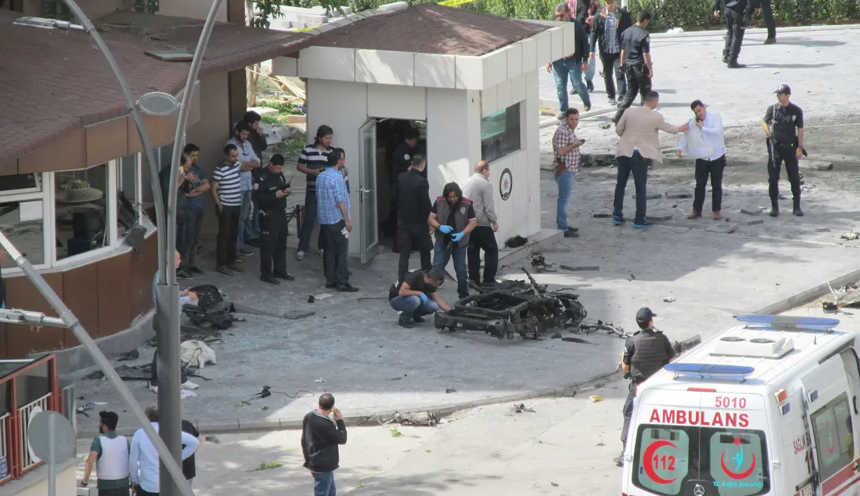 Petugas saat memeriksa lokasi ledakan bom yang menewaskan seorang perwira polisi di dekat kawasan perbatasan Turki dengan Suriah, Minggu (1/5). Peristiwa ledakan tersebut itu telah melukai 13 orang. (REUTERS/Murad Sezer)