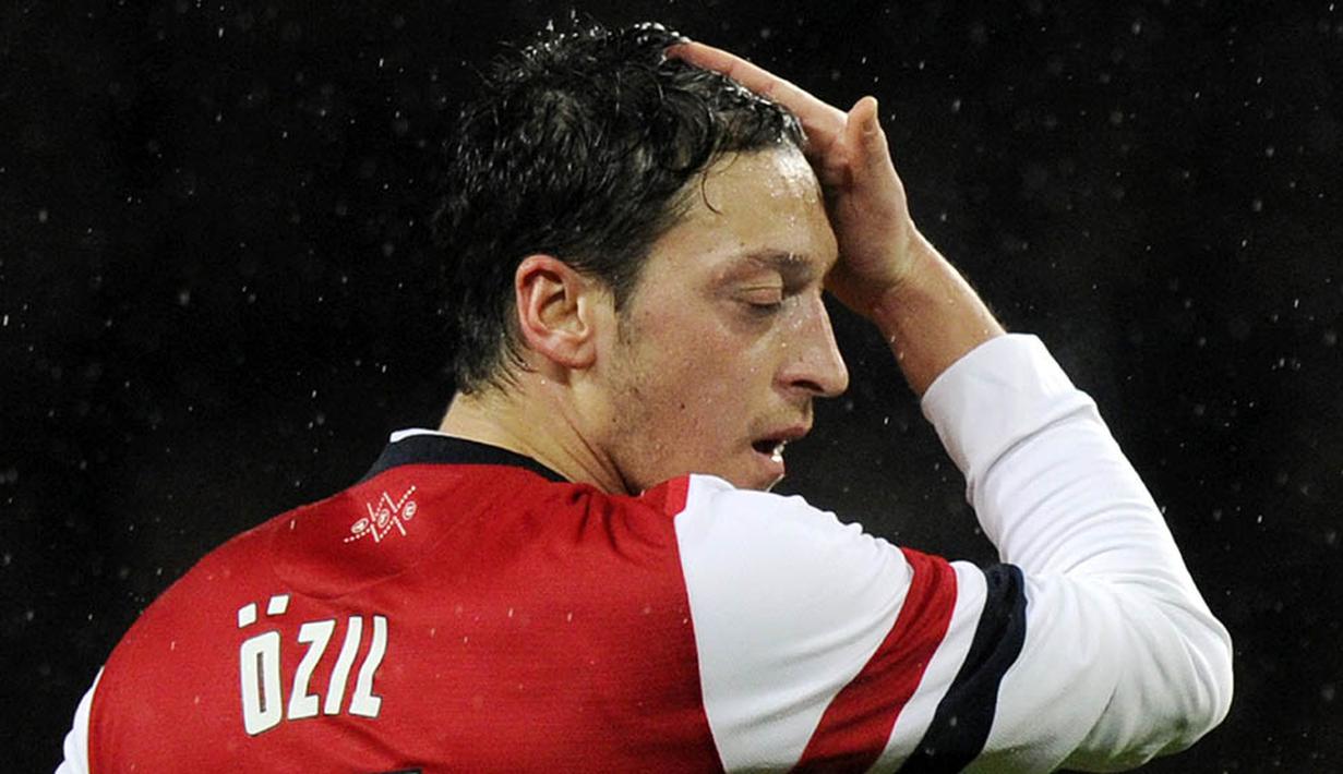 Gelandang -  Mesut Ozil (Arsenal), raja assist Liga Premier Inggris, tidak ada satu pun pemain MU yang bisa menyaingi kehebatan pemain Jerman itu pada musim ini. (EPA/Facundo Arrizabalaga)  