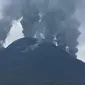 Gunung Lewotobi Laki-laki sedang mengeluarkan abu vulkanik (Liputan6.com/Ola Keda)