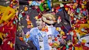Poster Messi juga dijadikan salah satu perlengkapan dalam proses ritual yang dilakukan oleh para cenanyang Peru. Mereka berharap Messi mampu membawa argentina hingga ke final, Peru, Selasa (10/06/2014) (AFP PHOTO/ERNESTO Benavides)