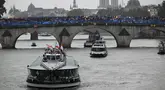 Kapal yang membawa kontingan Indonesia menyusuri sungai Seine saat pembukaan Olimpiade Paris 2024 di Paris, Prancis, Kamis (26/7/2024). (SEBASTIEN BOZON / AFP)