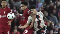 Liverpool dan Ajax Amsterdam baru saja bertemu di matchday kedua fase grup Liga Champions 2022/2023, Rabu (14/9/2022) dini hari WIB. Liverpool sebagi tuan rumah mampu menang dengan skor 2-1. Dalam sejarahnya, tercatat ada 5 pemain yang pernah berseragam Ajax dan Liverpool. Mau tahu siapa saja? Simak uraiannya berikut ini. (AP/Rui Vieira)