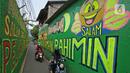 Pengendara melintasi mural bernuansa Islami di Gang Pelangi, kawasan Kalibata, Jakarta, Jumat (23/4/2021). Mural bernuansa Islami tersebut dibuat warga untuk menghiasi dan meramaikan pintu masuk gang dalam rangka menyambut bulan Ramadhan. (Liputan6.com/Herman Zakharia)