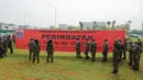 Personel Satpol PP memasang spanduk penyegelan bangunan di Pulau Reklamasi, Teluk Jakarta, Kamis (7/6). Dalam imbauannya, Gubernur DKI Anies Baswedan meminta Satpol PP melakukan penyegelan secara beradab. (Liputan6.com/HO/Deka Wira Saputra)