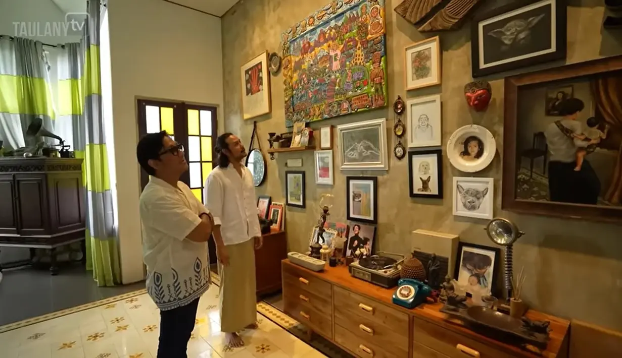 Pemeran dalam film Gita Cinta dari SMA itu merenovasi rumahnya tidak menggunakan jasa arsitek. Melainkan dirancang sendiri sambil dibayangkan. [YouTube/TAULANY TV]