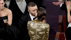 Penyanyi dan aktor, Justin Timberlake mencium sang istri, Jessica Biel saat tampil pada ajang Oscar 2017 di Hollywood, California, AS (26/2). Justin dan Jessica Biel terlihat mesra saat menghadiri acara tersebut. (Kevin Winter/Getty Images/AFP)