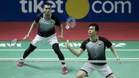 Aksi ganda putera Hendra Setiawan / Mohammad Ahsan pada semifinal Indonesia Open 2019 di Istora Senayan, Jakarta, Sabtu (20/7/2019).

(Bola.com/Peksi Cahyo)