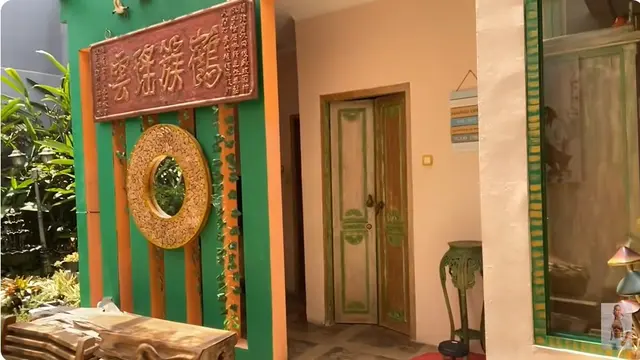 6 Potret Taman di Rumah Ade Rai, Didominasi Perabotan Kayu dan Ornamen Unik