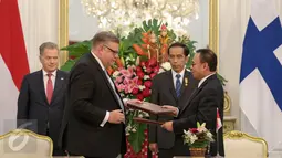 Presiden Jokowi dan Presiden Finlandia menyaksikan pelaksanaan penandatanganan nota kesepahaman antara Menteri ESDM Sudirman Said (kanan) dan Menlu Finlandia Timo Soini (kedua kiri) di Istana Merdeka, Jakarta, (3/11/2015). (Liputan6.com/Faizal Fanani)