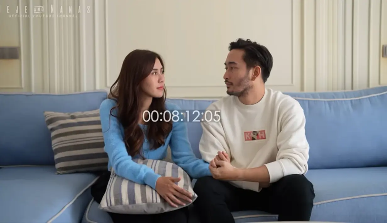 Perempuan kelahiran Bandung 29 tahun silam itu meminta maaf pada suami dan juga berjanji akan menjadi istri dan ibu yang lebih baik lagi. Dalam memberikan keterangan, Syahnaz menunjukkan kesedihannya mengakui berselingkuh dengan Rendy Kjaernett. Lebih banyak tertunduk sesekali melihat sang suami. [Youtube/Jeje & Nanas Channel]