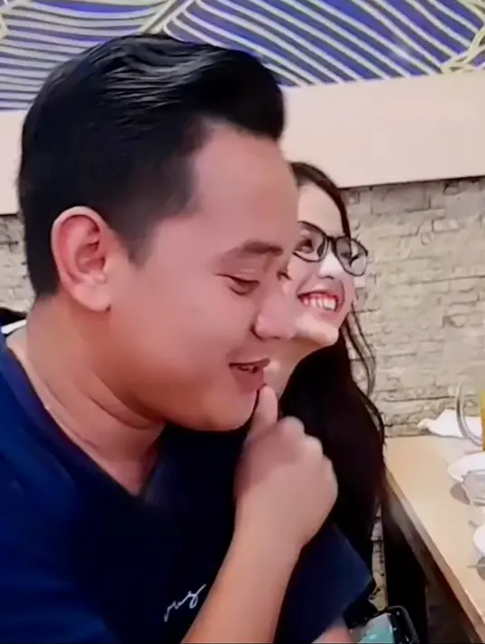 Seperti momen kompak Putri Isnari dan calon suami saat dinner ini. Keduanya terlihat malu-malu di depan kamera mengenakan pakaian warna hitam senada. (Liputan6.com/IG/@da4_putri03)