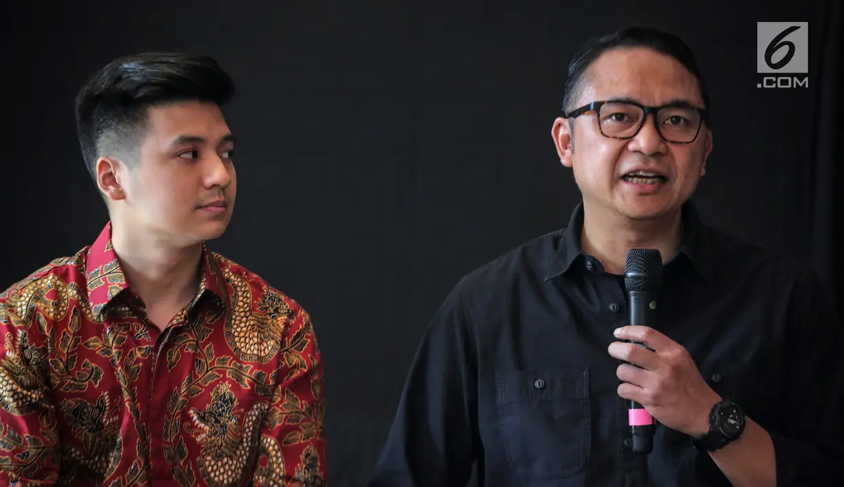 Dirut Garuda Indonesia I Gusti Ngurah Askhara Danadiputra (kanan) memberi keterangan terkait kisruh Garuda Indonesia dengan youtuber Rius Vernandes, Jakarta, Jumat (19/7/2019). Serikat Karyawan Garuda Indonesia (Sekarga) resmi mencabut laporan polisi atas Rius Vernandes. (Liputan6.com/Faizal Fanani)