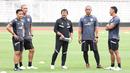 Indra Sjafri bersama jajaran pelatih Timnas Indonesia U-22 saat latihan di Stadion Madya, Senayan, Jakarta, Rabu (26/11/2025) jelang keberangkatan ke SEA Games 2025.