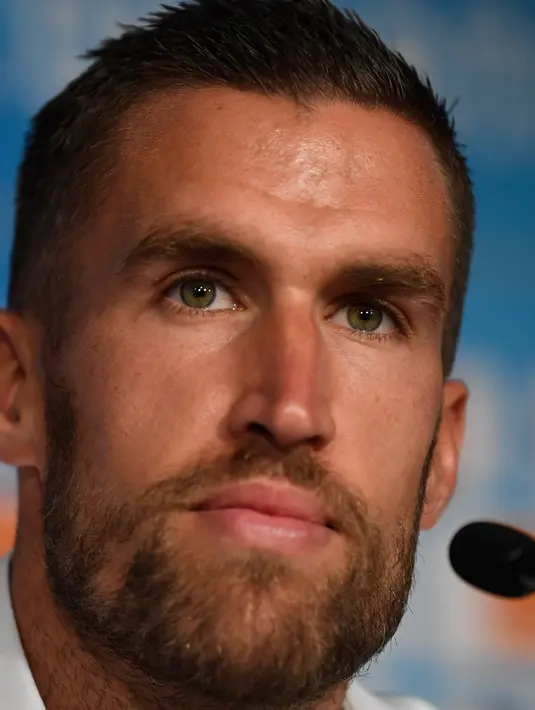 Gelandang baru Marseille, Kevin Strootman saat konferensi pers di Marseille, Prancis, (28/8). Strootman menandatangani kontrak berdurasi lima musim di Stade Velodrome, markas Olympique Marseille. (AFP Photo/Christophe Simon)
