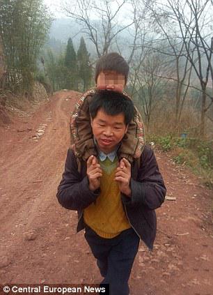Yu Xukang dan anaknya, Xiao Qiang | Photo copyright Dailymail.co.uk