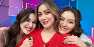 Potret selfie cantik Jessica Iskandar pakai outfit warna merah bersama Ayu Ting Ting dan Siti Badriah. [Foto: Instagram/ayutingting92]Setelah umumkan kehamilan anak ketiganya, Jessica Iskandar tampil memesona pancarkan aura glowing bumil yang tak terbantahkan. [Foto: Instagram/ayutingting92]