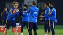 Suasana kekeluargaan tampak pada latihan perdana pemain Barcelona di tahun 2016. (AFP/Paul Barrena)