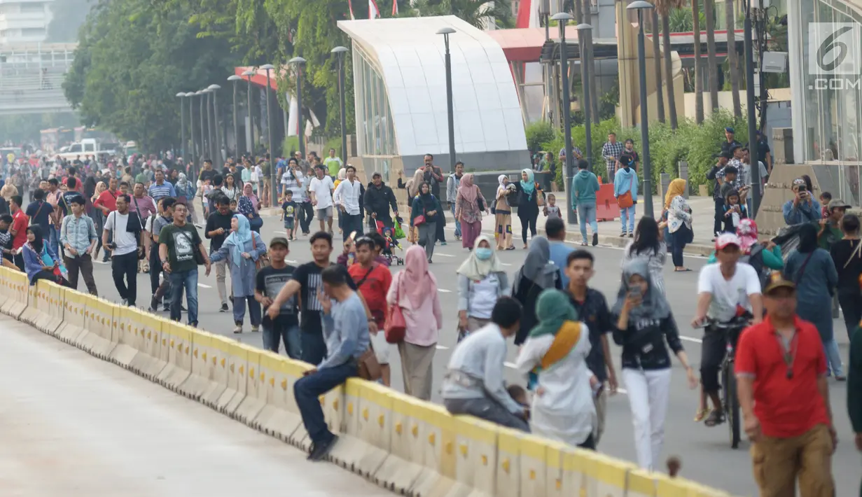 Warga berjalan kaki menuju panggung Jakarta Night Festival di Bundaran HI, Jakarta, Sabtu (22/6/2019). Dishub DKI Jakarta mulai menutup akses jalan menuju Bundaran HI karena adanya malam puncak HUT ke-492 Jakarta. (merdeka.com/Imam Buhori)