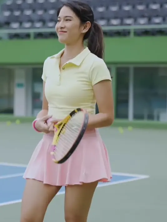 Salah satunya perpaduan polo shirt kuning dan mini ruffle skirt pink [instagram/therealdianstr]