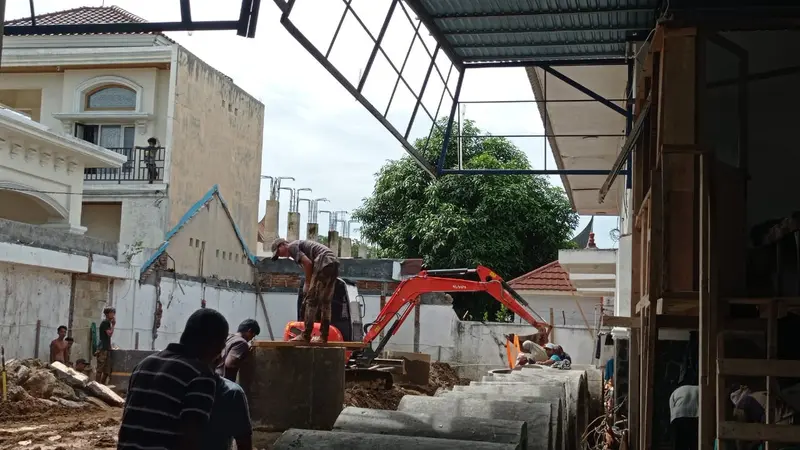 Pengerjaan renovasi rumah dinas ketua DPRD Sumbar. (Liputan6.com/ Novia Harlina)