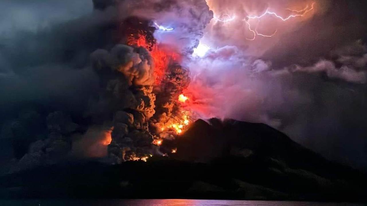 Status Gunung Ruang pada Rabu (17/42024) malam, naik lagi dari siaga menjadi awas.