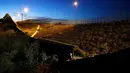 Seorang imigran memanjat pagar perbatasan ke sisi AS, dari Playas de Tijuana, Meksiko (3/12). Ribuan imigran dari Amerika Tengah melakukan perjalanan menuju Amerika Serikat dalam rombongan atau karavan. (AP Photo/Rebecca Blackwell)