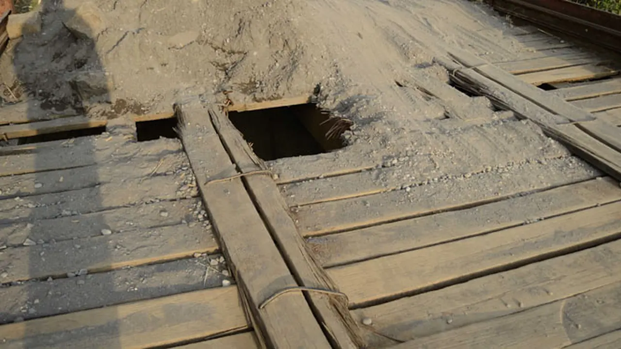 Jembatan Kayu Biring Je'ne Rusak, Truk Prasir Terguling