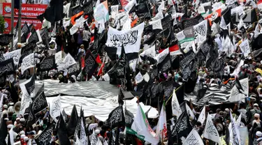 Massa peserta aksi 299 membawa bendera hitam berlafazkan kalimat tauhid di depan gedung MPR/DPR, Senayan, Jakarta, Jumat (29/9). Tuntutan aksi sendiri yakni menolak Perppu nomor 2 tahun 2017 tentang organisasi masyarakat (ormas). (Liputan6.com/JohanTallo)