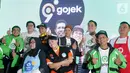 Para penerima apresiasi pahlawan ekosistem Gojek foto bersama di Jakarta, (2/11/2019). Keberhasilan sistem operasi Gojek dibuktikan dengan pertumbuhan total pengguna aktif bulanan yang mencapai 1,5 kali lipat dalam satu tahun terakhir. (Liputan6.com/HO/Ismail)