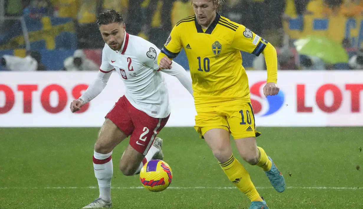 Kedua tim tampil ngotot sejak awal pertandingan. Duel keras pun tak terelakkan. Terbukti, ada empat pelanggaran yang terjadi dalam kurun waktu enam menit awal. (AP/Czarek Sokolowski)