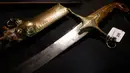 Sebuah pedang berikut sarungnya yang berukir yang diberikan kepada Kapten Angkatan Laut Kerajaan, James Kearney White, oleh Napoleon Bonaparte ditampilkan sebelum dilelang di balai lelang Charles Miller di London pada 1 November 2024. (BENJAMIN CREMEL/AFP)