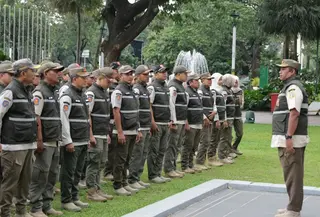 Satpol PP DKI Jakarta melakukan apel kegiatan pengawasan dan penertiban tempat usaha hiburan dan rekreasi bersama Tim Terpadu dalam rangka menjaga ketertiban umum selama Ramadhan dan Idul Fitri, di Balai Kota Jakarta, Rabu (18/2/2026).
