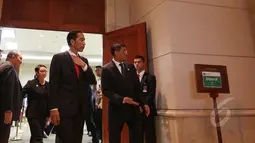 Presiden Joko Widodo saat tiba di ruang Kakatua untuk bertemu dengan PM Palestina Rami Hamdallah di JCC, Jakarta, Selasa (21/4/2015). Pertemuan membahas masalah perdagangan kedua negara hingga kemerdekaan Palestina. (Liputan6.com/Herman Zakharia)