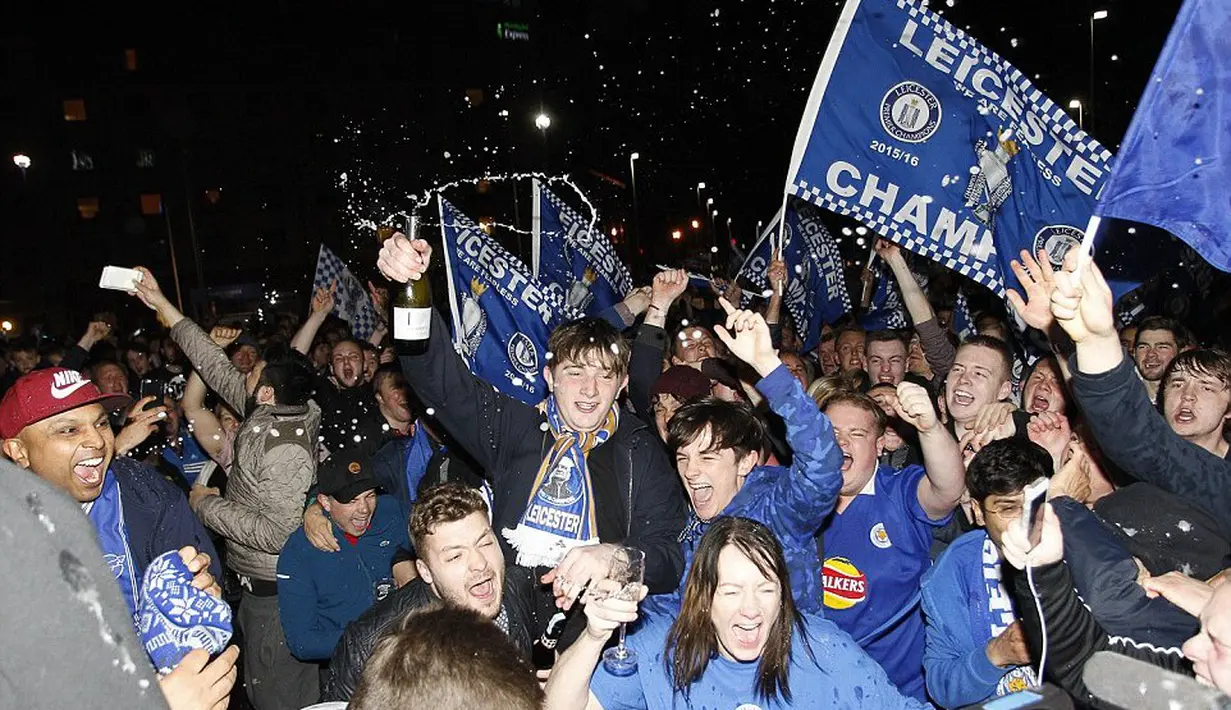 Suporter Leicester City merayakan gelar juara Liga Inggris di pusat kota Leicester. (2/5/16). (Dailymail.co.uk)