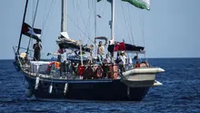 Para aktivis Freedom Flotilla Coalition (FFC)&nbsp;berlayar dengan kapal&nbsp;Madleen menuju Gaza dari pelabuhan Catania, Italia, di Sisilia, Minggu (1/6/2025). (Dok. AP/Salvatore Cavalli)
