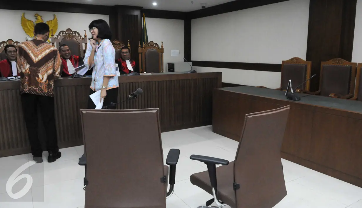Suasana sidang perdana gugatan terhadap Pemprov DKI Jakarta terkait rencana penggusuran permukiman warga Bukit Duri di PN Jakarta Pusat, (7/6). Warga mengajukan putusan sela agar penggusuran ditunda. (Liputan6.com/Helmi Afandi)