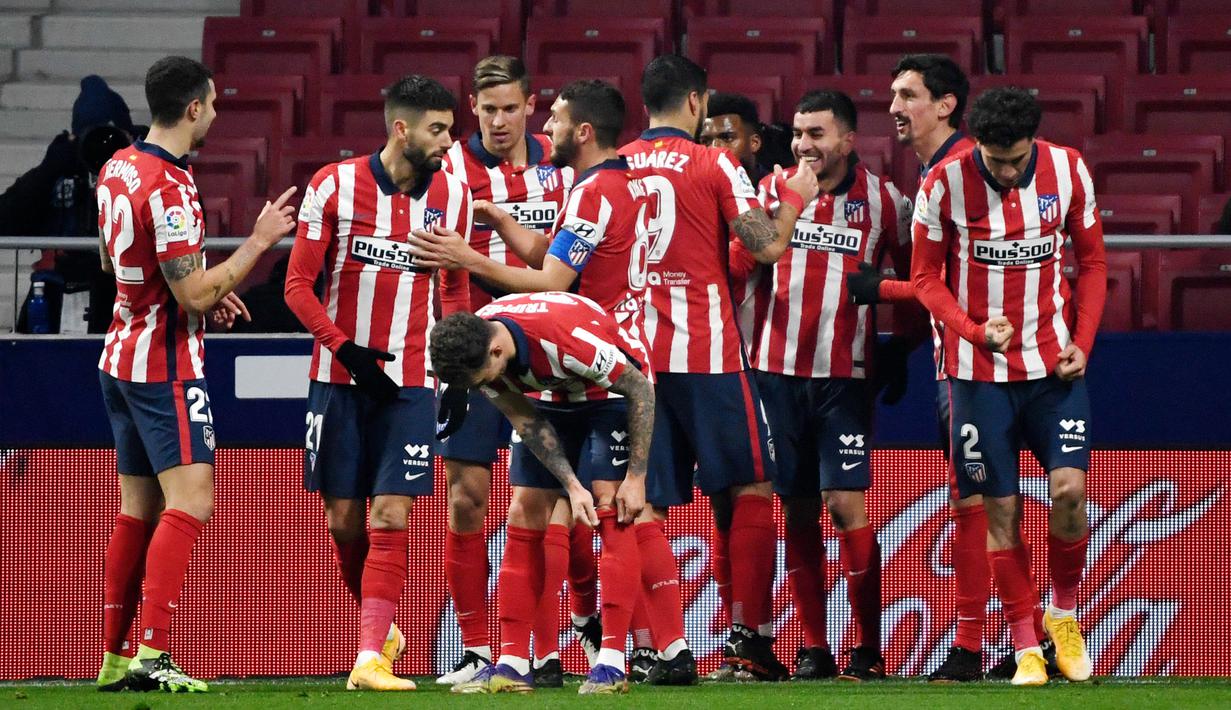 Para pemain Atletico Madrid merayakan gol yang dicetak oleh Angel Correa ke gawang Sevilla pada laga Liga Spanyol di Stadion Wanda Metropolitano, Selasa (12/1/2021). Atletico Madrid menang dengan skor 2-0. (AFP/Pierre-Philippe Marcou)