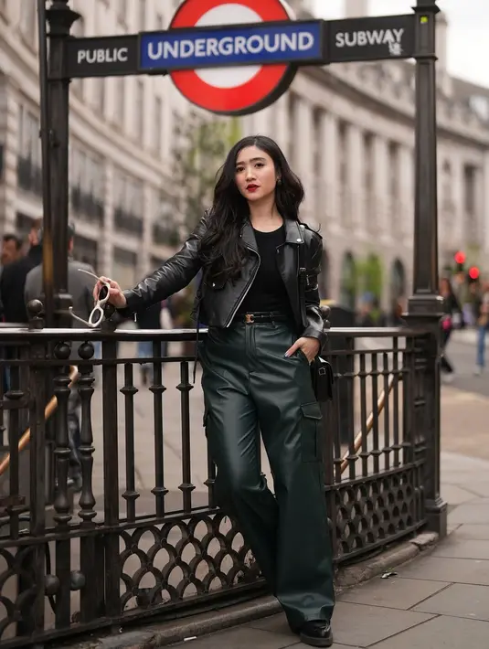 Potret memesona Febby Rastanty di luar negeri. Ia mengenakan outfit serba hitam; memadukan kaus, dengan celana dan jaket kulit, serta alas kaki yang semuanya berwarna hitam. [Foto: Instagram/febbyrastanty]