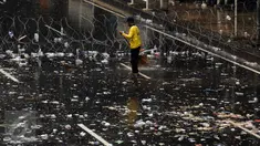 Petugas kebersihan menyapu jalan Medan Merdeka Barat yang dipenuhi sampah usai perayaan hari Buruh Internasional, Jakarta, Senin (5/1). Ribuan massa buruh ikut dalam perayaan Hari Buruh Internasional 2017. (Liputan6.com/Helmi Fithriansyah)
