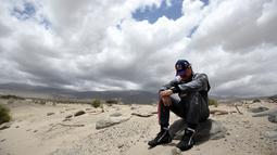 Kesedihan pereli senior, Carlos Sainz, setelah mobilnya mengalami kerusakan di Etape 10 Reli Dakar 2016 antara Belen dan La Rioja, Argentina, (13/1/2016). (AFP/Franck Fife)