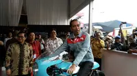 Jokowi menaiki motor kustom di IIMS 2018 (Arief/Liputan6).