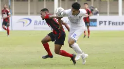 Pemain Arema FC, Rizky Dwi Febrianto (kanan) berusaha melewati pemain Persipura Jayapura, Gunansar Mandowen dalam laga pekan ke-5 BRI Liga 1 2021/2022 di Stadion Madya, Jakarta, Rabu, (29/9/2021). Arema FC menang 1-0. (Bola.com/ M Iqbal Ichsan)